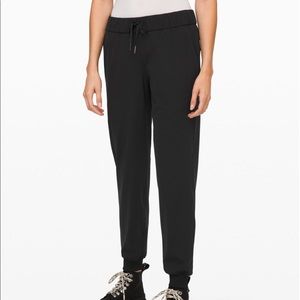 Lululemon on the fly jogger 28” luxtreme black size 4